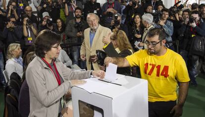 Votación durante la consulta del 9-N, en 2014.