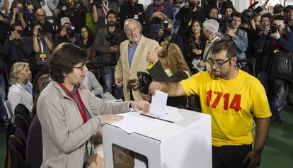 Votació durant la consulta del 9-N, el 2014.