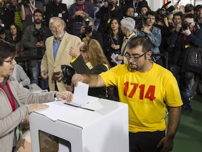 Votaci&oacute;n durante la consulta del 9-N, en 2014.