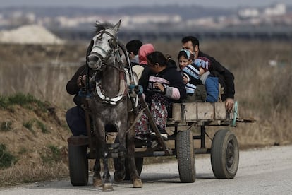 Refugiados llegan en carro en la frontera turco-griega, en Edirne (Turquía), el 1 de marzo. Las autoridades turcas distribuyeron cifras de que más de cien mil personas habían logrado cruzar, pese a que las autoridades griegas han indicado que apenas cien personas habían sido detenidas en las últimas horas tras entrar en suelo griego.