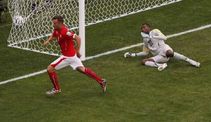 Seferovic marca o segundo gol da Suíça.