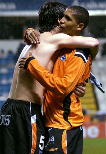 Sarriegi y Wesley Lopes da Silva se abrazan para celebrar la victoria del Alavés.