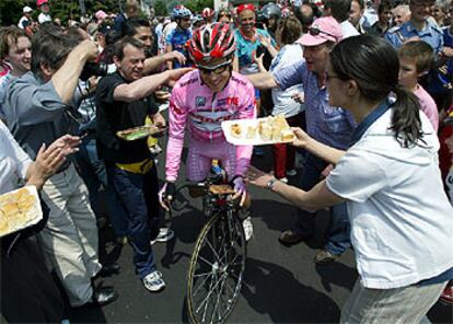 Damiano Cunego, vencedor final, agasajado por los aficionados durante la etapa de hoy.