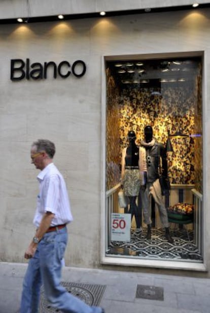 Escaparate de la tienda de ropa de Blanco en Madrid.