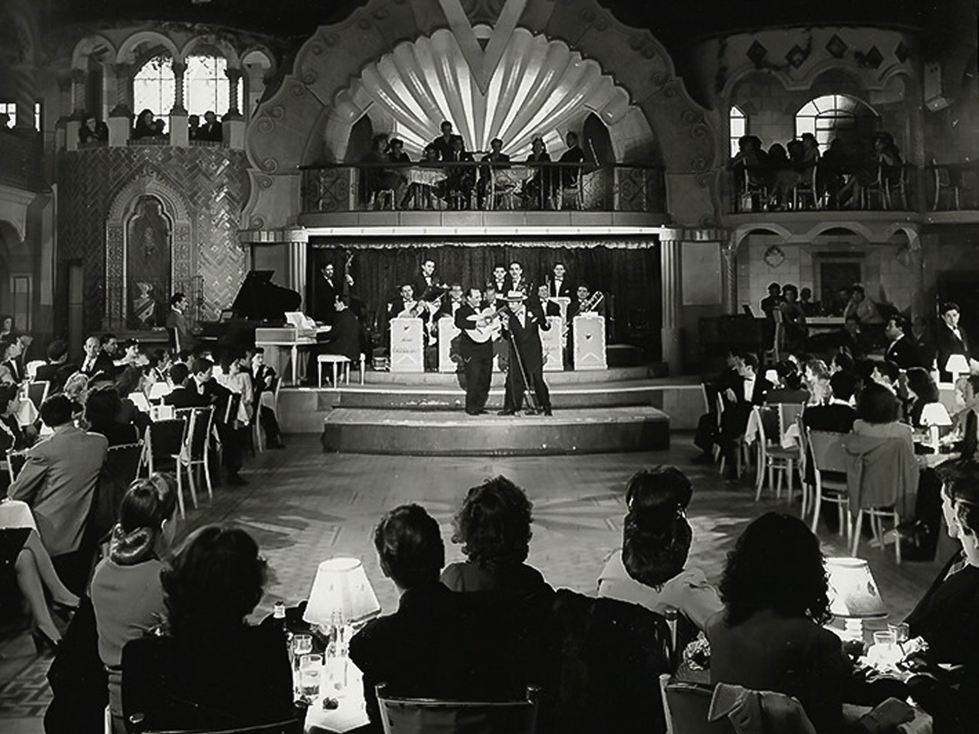 'Tin Tan' y Marcelo Chávez dan un espectáculo en El Patio, en la película 'El hijo desobediente' (dir. Gómez Landero, 1945).