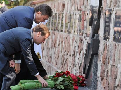 El presidente ruso, Dmitri Medvdev, y el ucranio, Vctor Yanukvich (en segundo trmino), rinden homenaje a las vctimas de Chernbil.