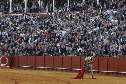 El Juli saluda tras su segundo toro, de nombre 'Orgullito', indultado.