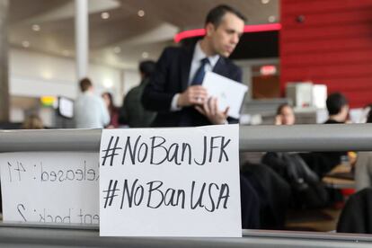 Carteles contra la orden de Trump en el aeropuerto JFK de Nueva York.