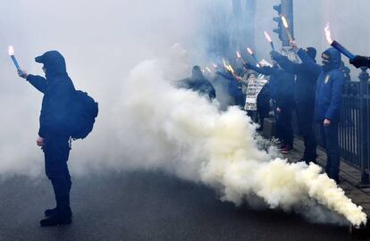 Partidarios de varios partidos nacionalistas ucranianos encienden bombas de humo mientras cantan lemas durante una manifestación en frente del Parlamento Ucraniano en Kiev (Ucrania).