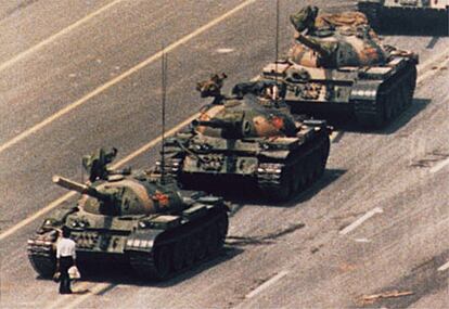 Las protestas de millones de estudiantes en la plaza de Tiananmen de Pekín pidiendo reformas democráticas fueron aplastadas por los tanques del Ejército Popular de Liberación de la República Popular China, pero uno de los manifestantes tuvo el coraje de plantarse ante ellos. En el nuevo siglo, China sigue violando los derechos humanos, pero avanza imparable como una locomotora en crecimiento económico.