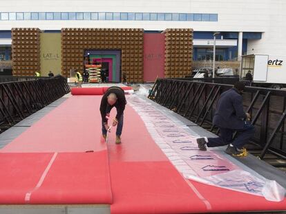 Dos trabajadores preparan en Málaga la alfombra roja para la gala de los Goya. 