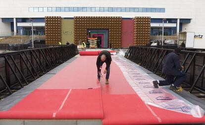 Dos trabajadores preparan en Málaga la alfombra roja para la gala de los Goya.