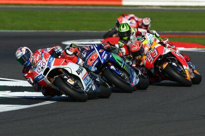 Dovizioso, seguido de Viñales, Márquez y Crutchlow, en el gran premio de Gran Bretaña.