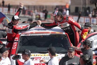 El copiloto Marc Coma y el piloto Fernando Alonso celebran la doceava posición de su equipo Toyota Gazoo en el Rally Dakar, este viernes.