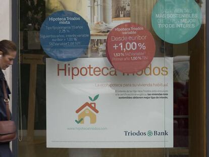 Anuncios de hipotecas en una sucursal bancaria en Sevilla.