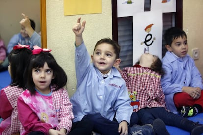 Samuel tiene cinco años, sabe leer y contar y le gustan más las minúsculas que las mayúsculas.