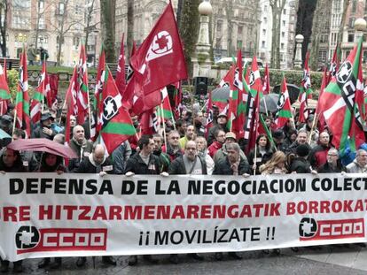 Sordo (en el centro, con bufanda, tras la pancarta), junto a miembros de CCOO en la concentración frente al Palacio de Justicia.