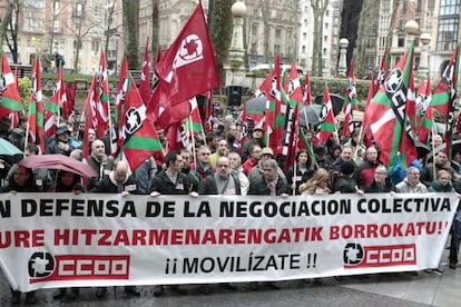 Sordo (en el centro, con bufanda, tras la pancarta), junto a miembros de CCOO en la concentración frente al Palacio de Justicia.