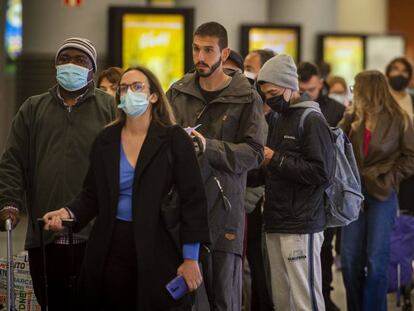 Pasajeros con y sin mascarilla en la estación de Atocha, este miércoles.