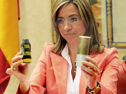 La ministra de Defensa, Carme Chacón, muestra una bomba de racimo en el Congreso.