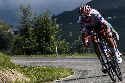 El francés Julian Alaphilippe, durante la primera fase entre Bagneres-de-Luchon y Saint-Lary-Soulan Col du Portet, sudoeste de Francia, en la decimoséptima etapa del Tour de Francia.