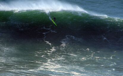 El australiano Jamie Mitchell surfeando una de sus olas de la final donde se impondría