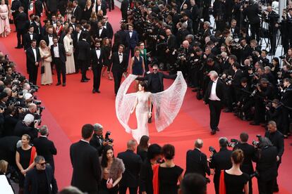 Araya Hargate en la alfombra roja de Cannes rodeada de fotógrafos, el 10 de mayo de 2018. 