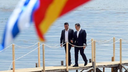 Tsipras (derecha) y Zaev, en la ribera macedonia del lago Prespa. 