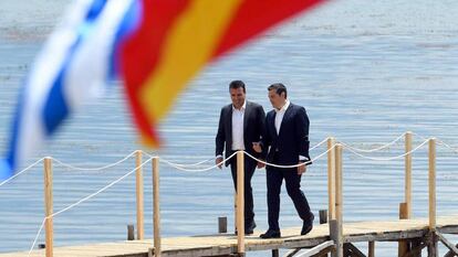 Tsipras (derecha) y Zaev, en la ribera macedonia del lago Prespa. 