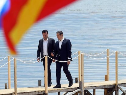 Tsipras (derecha) y Zaev, en la ribera macedonia del lago Prespa. 