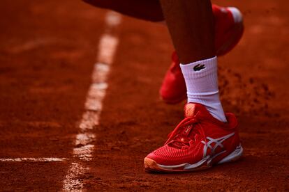 Detalle de las zapatillas de Novak Djokovic.