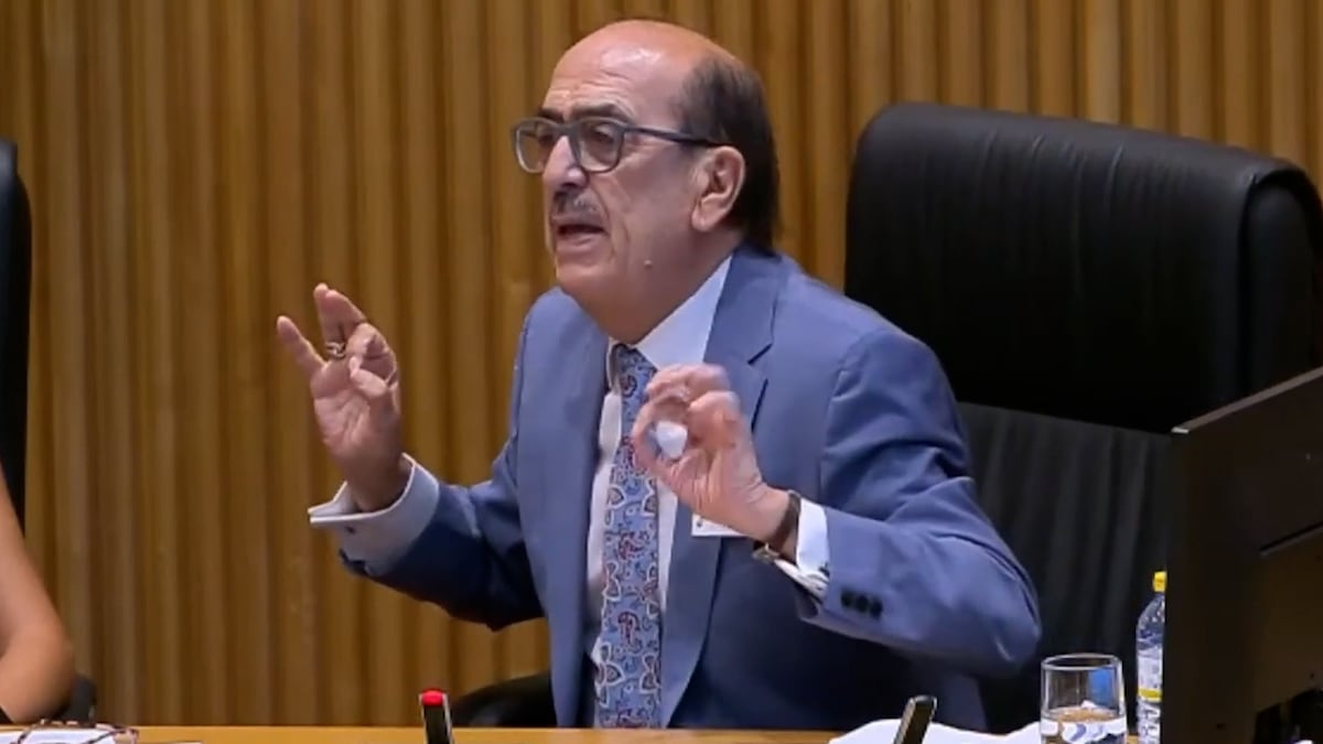 Un exmagistrado del Tribunal Supremo se burla de las personas trans en un acto de Vox: “Me llamo Francisca Javiera y me siento mujer”