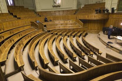 No Anfiteatro Richelieu, a sala de aula magna de Sorbonne, centenas de estudantes se concentraram em 1968. Na foto, o mesmo palco retratado há poucos dias.