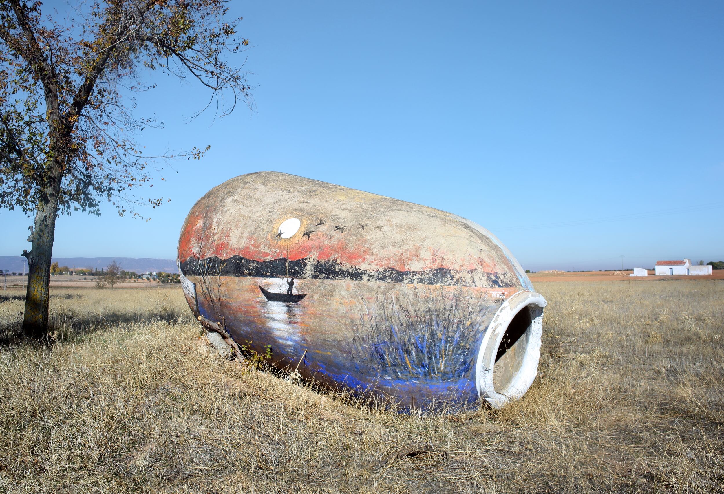 Una tinaja pintada en uno de los campos de la comarca de La Mancha