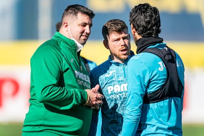 El delegado del Villarreal CF junto a los futbolistas Dani Parejo y Alberto Moreno durante un entrenamiento.