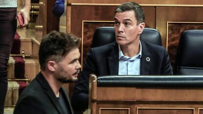 Gabriel Rufián pasa frente a Pedro Sánchez en el Congreso de los Diputados.