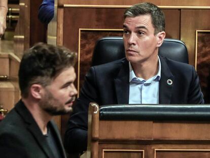 Gabriel Rufián pasa frente a Pedro Sánchez en el Congreso de los Diputados.