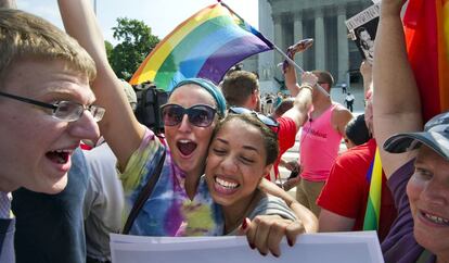 Un grupo de activistas por los derechos LGTB muestra su euforia tras el fallo en el exterior del edificio del Tribunal Supremo en Washington.