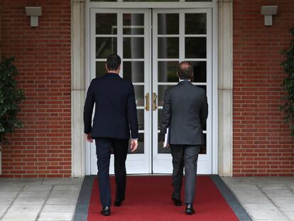 El presidente del Gobierno, Pedro Sánchez, y el líder del Partido Popular, Alberto Núñez Feijóo, en La Moncloa, el 10 de octubre de 2022.