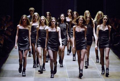 En el mismo lugar en el que en octubre debut&oacute; como director creativo de Saint Laurent, Hedi Slimane present&oacute; anoche su segunda colecci&oacute;n femenina para la casa. Una oda al &lsquo;grunge&rsquo;, el movimiento musical y est&eacute;tico que surgi&oacute; en Seattle en los primeros a&ntilde;os noventa y que hoy resurge en Los &Aacute;ngeles, donde Slimane vive y trabaja. 