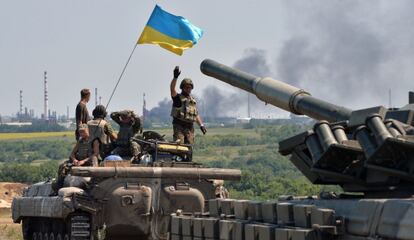 Un tanque y un veh&iacute;culo blindado de las tropas ucranias se dirigen hacia la ciudad de Lysychansk en la regi&oacute;n de Lugansk