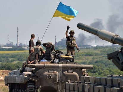 Un tanque y un veh&iacute;culo blindado de las tropas ucranias se dirigen hacia la ciudad de Lysychansk en la regi&oacute;n de Lugansk