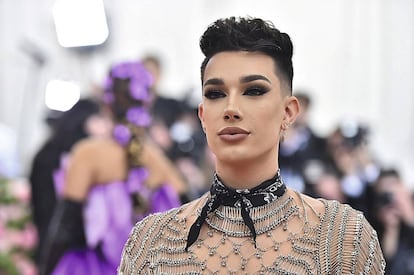 James Charles, guapísimo, el pasado 6 de mayo en la gala Met. Días después su mentora lo convirtió en el mismo demonio.