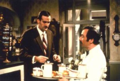 Los actores John Cleese y Andrew Sachs, en su papel como el barcelonés Manuel en la serie 'Fawlty Towers'