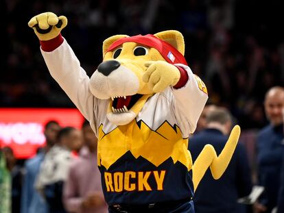 Rocky, mascota de los Denver Nuggets, durante un partido de su equipo en casa el pasado mes de abril.