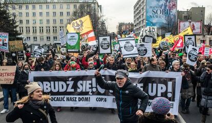 Protesta organizada por Greenpeace contra el cambio climático, este sábado en Katowice (Polonia). 