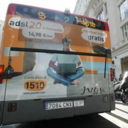 Anuncio de Jazztel en la parte trasera de un autobús