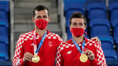 Mate Pavic, left, and Nikola Mektic, of Croatia, pose with their gold medals during a medals ceremony for the men's doubles tennis competition at the 2020 Summer Olympics, Friday, July 30, 2021, in Tokyo, Japan. (AP Photo/Patrick Semansky)