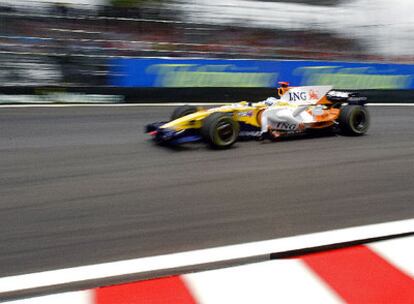 El Renault de Fernando Alonso, durante la tercera sesión de entrenamientos libres.