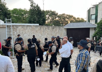 Autoridades llevaron a cabo un cateo en la residencia Lomas del Castillo, Alejandro Moreno Cárdenas, en Campeche (México), el 4 de julio.